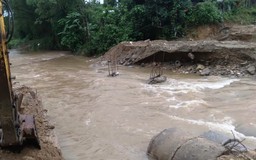 Đà Nẵng: Cầu tạm bị lũ cuốn trôi gây chia cắt khu dân cư