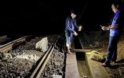 Đá tiếp tục rơi ở đèo Hải Vân, ngành đường sắt thông báo tạm dừng chạy tàu