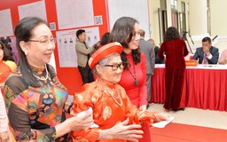 Xúc động hình ảnh những cử tri trăm tuổi đi bầu cử