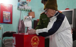 Cụ ông 106 tuổi 16 lần đi bầu cử Quốc hội, bỏ phiếu đúng ngày sinh nhật