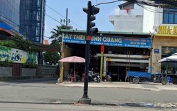 Trụ đèn giao thông giữa đường