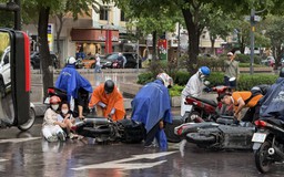 Trời mưa, nhiều xe trượt ngã trên phố đi bộ Nguyễn Huệ