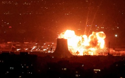 Israel phá hủy máy bay của cố Lãnh tụ Khamenei, Iran đe dọa tàu sân bay Mỹ