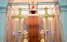 Nhà thờ Đức Bà: Sẽ đặt 2 Thánh giá mạ vàng nặng 400 kg lên đỉnh tháp ngày 19.3