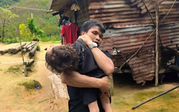 Xin giúp 2 cháu nhỏ mồ côi mẹ có hoàn cảnh thương tâm