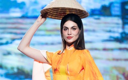 Miss Charm 2025 Anna Blanco diện áo dài diễn thời trang cùng nghệ sĩ Việt