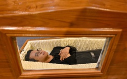 Một lễ hội ở Thái Lan mời khách vào quan tài 'thử chết'