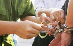 Mua trang phục công an trên Facebook, làm giả thẻ đảng viên để lừa đảo 'chạy án'