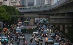 Hà Nội: Xuất hiện 'lô cốt' dự án chống ngập, đường Nguyễn Trãi tắc càng thêm tắc