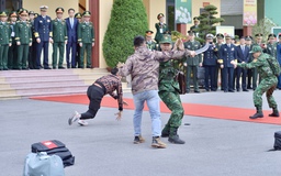 Bộ trưởng Quốc phòng Việt Nam - Trung Quốc xem biên phòng diễn tập bắt tội phạm ma túy