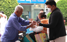 Bán vé số kiếm từng đồng, người đàn ông ngày nào cũng mang cơm vào bệnh viện