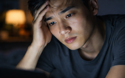 4 thói quen buổi tối đang âm thầm ‘bào mòn’ sức khỏe tim mạch