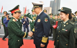 Bộ trưởng Quốc phòng Trung Quốc Đổng Quân đón đại tướng Phan Văn Giang tại biên giới