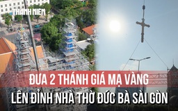 Khoảnh khắc đưa 2 Thánh giá mạ vàng 400 kg lên đỉnh nhà thờ Đức Bà