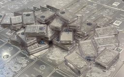 Giá vàng tiếp tục 'rơi', giá bạc bật tăng