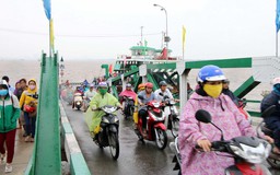 Hai bến phà lớn nhất TP.HCM tăng giá vé vì không chịu nổi bão giá dầu