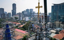 Khoảnh khắc 2 Thánh giá mạ vàng nặng 400 kg 'trở lại' đỉnh nhà thờ Đức Bà Sài Gòn