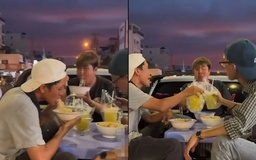 Clip ngồi ăn trên thùng xe bán tải ở TP.HCM: CSGT tước bằng lái 2 tháng