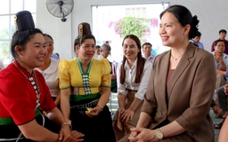 Bà Hà Thị Nga trả lời cử tri về xây dựng nhà văn hóa thôn, bản