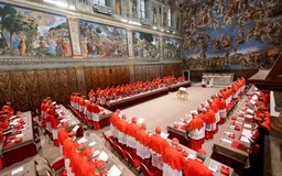 Vụ vi phạm 'hơn cả phim': hồng y mang điện thoại trong mật nghị bầu giáo hoàng