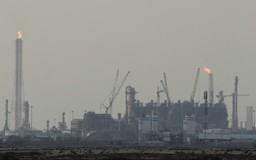 Dầu khí Trung Đông nguy nan, thế giới tìm cách 'buộc bụng'