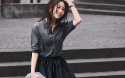 Mát nhẹ ngày nắng qua bản phối váy dài và giày thể thao