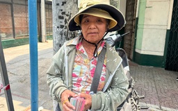 Vòng xoáy vé số 'mua đứt bán đoạn': Đi bộ gần 30 km bán 200 tờ vé