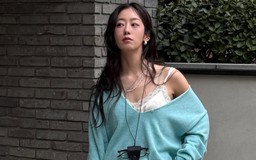 Mặc áo hai dây lụa xuống phố điệu đà, quyến rũ theo cách riêng