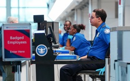 Tỉ phú Elon Musk muốn trả lương cho nhân viên an ninh sân bay Mỹ