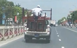 Xe bán tải biển xanh chở người và bàn ghế sau thùng, CSGT Huế vào cuộc