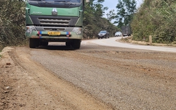 Hàng loạt 'bẫy' ổ voi, ổ gà trên quốc lộ 15 qua Hà Tĩnh