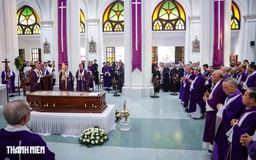 Tôn nghiêm nghi thức tẩn liệm Đức Hồng y Gioan Baotixita Phạm Minh Mẫn