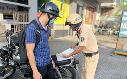 15 phút, hơn 100 xe máy đi trên vỉa hè Quang Trung bị CSGT TP.HCM phạt nguội