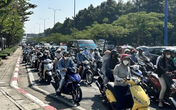 Kẹt xe nhiều tuyến đường hướng về trung tâm TP.HCM sáng nay 23.3