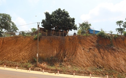 Đồng Nai: Thêm tuyến đường thi công khiến nhà dân chênh vênh bên mép vực sâu