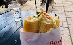 Ăn bánh mì, 10 người phải cấp cứu với triệu chứng nghi ngộ độc