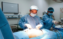 Gần 2 kg nội tạng 'di cư' lên ngực gây xẹp phổi cụ bà