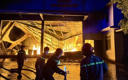 Cháy lớn tại công ty sản xuất sơn ở TP.HCM