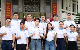 Ca sĩ Hòa Minzy cùng các Gương mặt trẻ Việt Nam tiêu biểu báo công dâng Bác