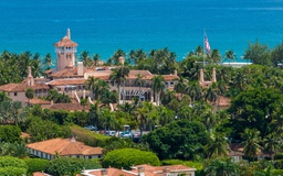 Ông Trump bầu qua thư, đảng Dân chủ 'lay chuyển' Mar-a-Lago