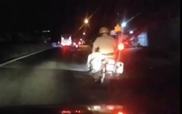 CSGT Tây Ninh mở đường, đưa người phụ nữ nghi bị tai biến đi cấp cứu