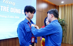 Tặng Huy hiệu 'Tuổi trẻ dũng cảm' cho nam sinh xông vào đám cháy cứu 5 người