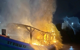 Cháy tàu cá thu mua hải sản tại Cà Mau, thiệt hại hơn 600 triệu đồng