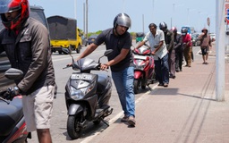 Sri Lanka: Chịu án tù vì tích trữ 4 lít xăng để bán chợ đen