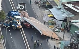 TP.HCM: Tấm thép từ xe đầu kéo đè cabin xe rác, tài xế tử vong
