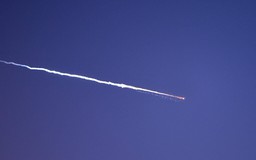 Houthi lần đầu tham chiến, phóng tên lửa sang Israel