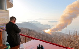 Ông Kim Jong-un giám sát thử nghiệm động cơ tên lửa nhiên liệu rắn