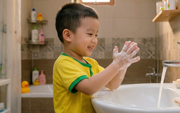 Bệnh tay chân miệng diễn tiến nhanh, bác sĩ khuyến cáo nguyên tắc phòng bệnh ‘3 sạch’