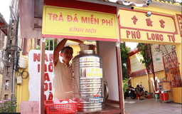 TP.HCM nắng nóng gay gắt, nhiều người ghé các 'trạm nước 0 đồng' ven đường