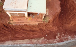 Hạ cốt nền đường, nhà dân chênh vênh bên mép vực sâu: Trách nhiệm thuộc về ai?